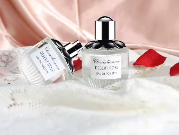عطر من علامة تجارية مخصص للنساء