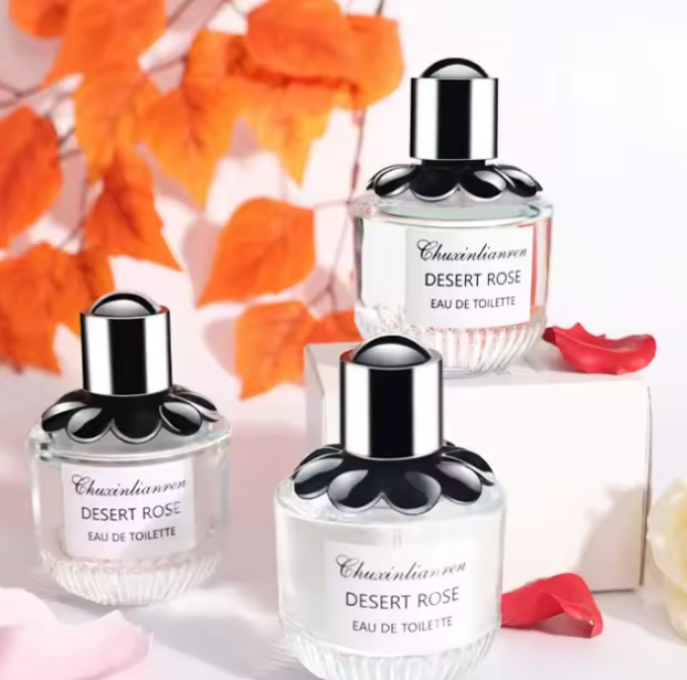 عطر من علامة تجارية مخصص للنساء