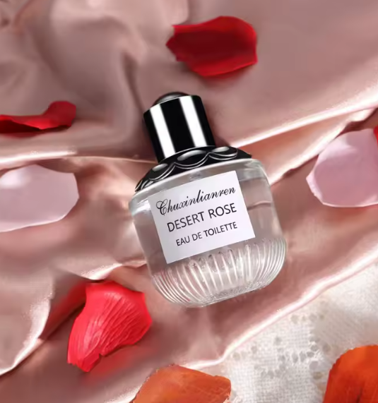 عطر من علامة تجارية مخصص للنساء